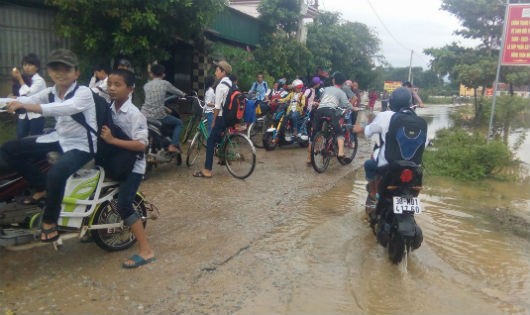 Nước sông dâng cao khiến nhiều trường phải cho học sinh nghỉ học