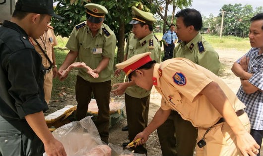 Lực lượng chức năng kiểm tra số "thịt thối"