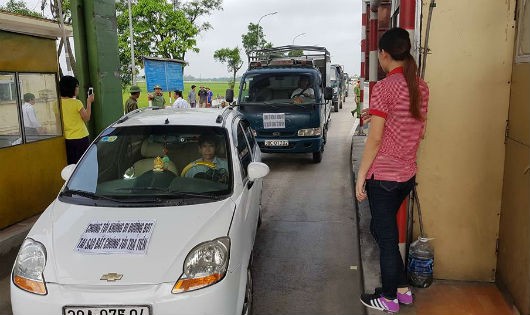 Người  dân đi chậm qua trạm thu phí khiến giao thông ách tắc