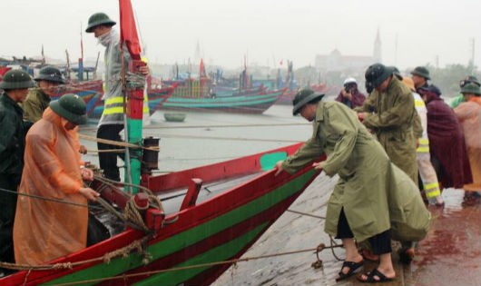 Cơ quan chức năng kêu gọi tàu thuyền vào nơi trú ẩn an toàn