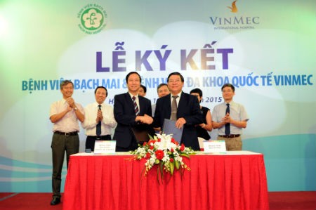 GS.TS Nguyễn Thanh Liêm - Giám đốc BV Đa khoa Quốc tế Vinmec Times City - và PGS.TS Nguyễn Quốc Anh – Giám đốc BV Bạch Mai trong lễ ký kết thỏa thuận hợp tác