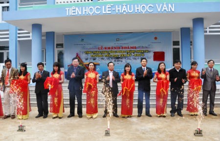 Đại diện ACE Life tham gia cắt băng khánh thành trường Tiểu học Yên Mỹ (khu B)