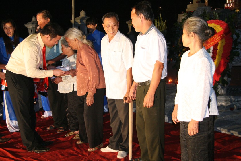 Ông Mẫn Ngọc Anh, Chủ tịch Tập đoàn Hanaka tặng quà cho những già đình có công, thương binh liệt sĩ.