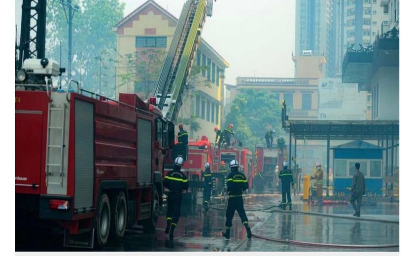 Ngay sau khi phát hiện ra đám cháy, người dân tại tòa nhà đã la hét để báo hiệu về đám cháy cho những người bên trong nhà. Đồng thời báo cho lực lượng dân phòng chữa cháy tại cơ sở và lực lượng chữa cháy chuyên nghiệp theo số 114.