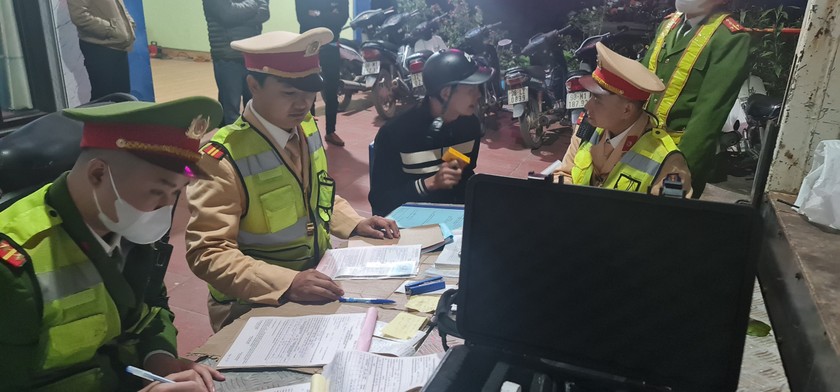 Công an huyện Lạng Giang xử lý nồng độ cồn xuyên đêm.