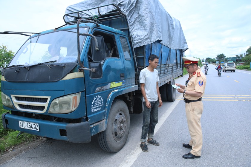 Cán bộ Cảnh sát giao thông Công an huyện Lạng Giang kiểm tra phương tiện có dấu hiệu vi phạm trên đường tỉnh 292.