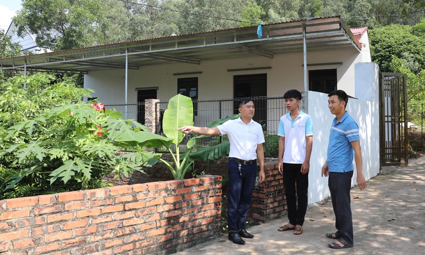 Cháu Hoàng Minh Vũ (SN 2009, đứng giữa) ở thôn Trạng, xã Đại Lâm (Lạng Giang) mồ côi cả cha và mẹ được địa phương hỗ trợ xóa nhà dột nát.