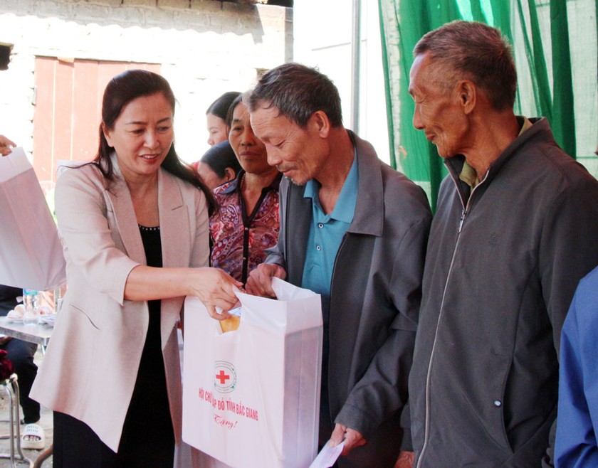 Bà Lê Thị Thu Hồng trao kinh phí hỗ trợ cho các gia đình có hoàn cảnh khó khăn trên địa bàn xã Hương Sơn.