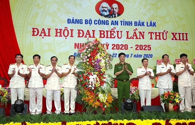 Thứ trưởng Bộ Công an Nguyễn Duy Ngọc tặng hoa chúc mừng Đại hội Đảng bộ Công an tỉnh Đắk Lắk. Ảnh: Văn Thành