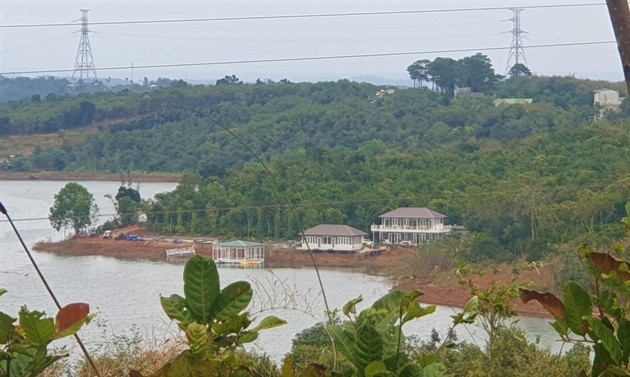 Khu nghỉ dưỡng mọc lên trên đất rừng bán ngập lòng hồ thủy điện Đắk R'tih (Đắk Nông)