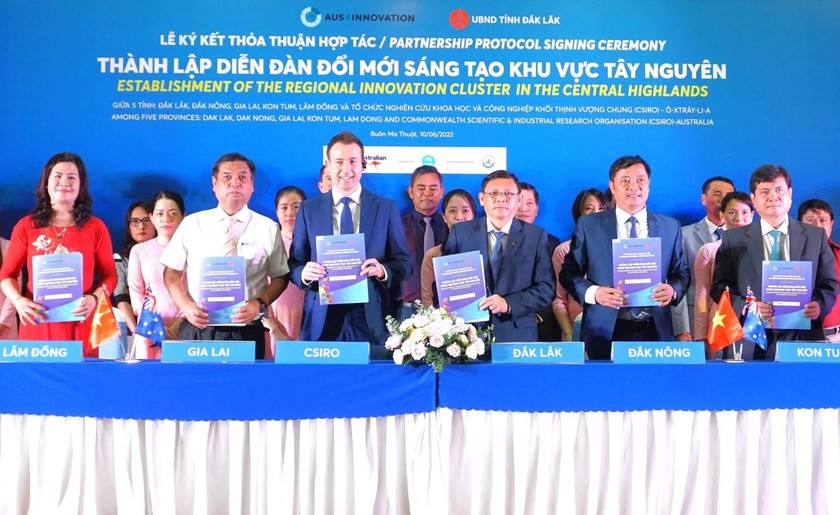 Lễ ký kết thỏa thuận hợp tác thành lập Diễn đàn đổi mới sáng tạo khu vực Tây Nguyên với 5 tỉnh Tây Nguyên. Ảnh Khả Lê