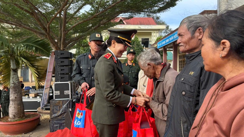 Đại diện Đoàn Công tác Bộ Công an trao quà Tết cho gia đình chính sách, người có hoàn cảnh khó khăn tại xã Ea Tiêu.