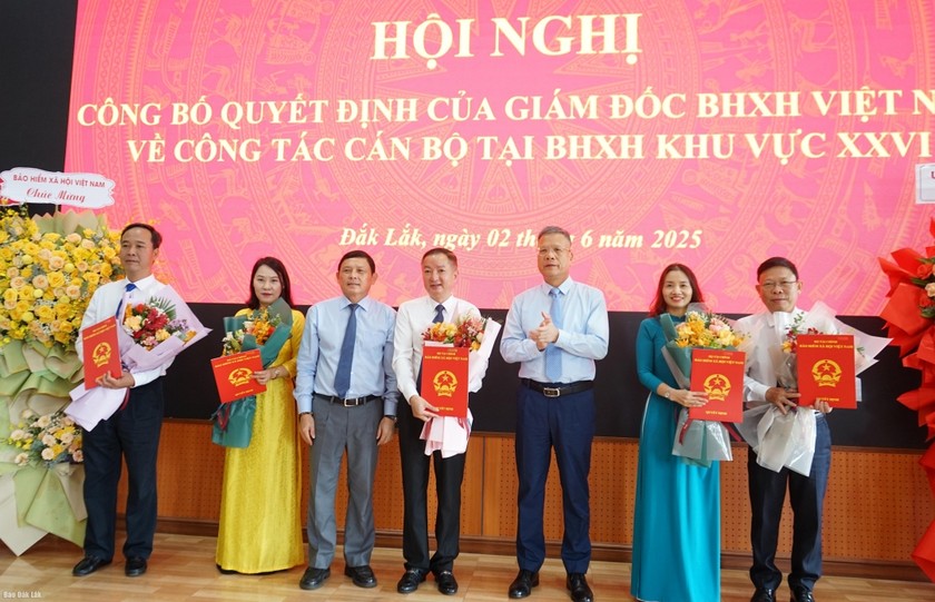 Lãnh đạo BHXH Việt Nam trao quyết định bổ nhiệm và tặng hoa chúc mừng giám đốc và các phó giám đốc khu vực XXVI. (Ảnh: Thúy Hồng)