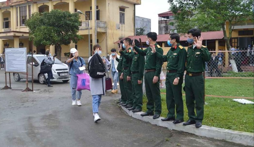 Cán bộ chiến sỹ Trung đoàn 568 tiễn các công dân hoàn thành cách ly. Ảnh: Trung tâm Kiểm soát Bệnh tật Thái Bình.