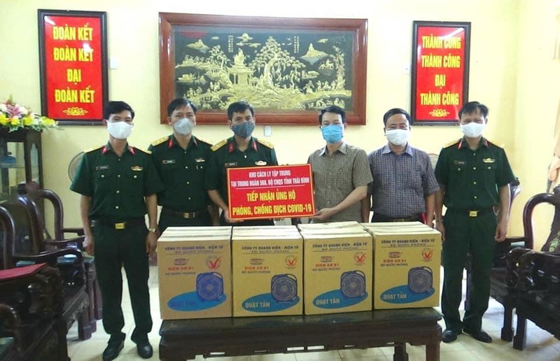 Đại diện Ủy ban MTTQ Việt Nam tỉnh Thái Bình trao tặng quạt cá nhân cho Trung đoàn 568.