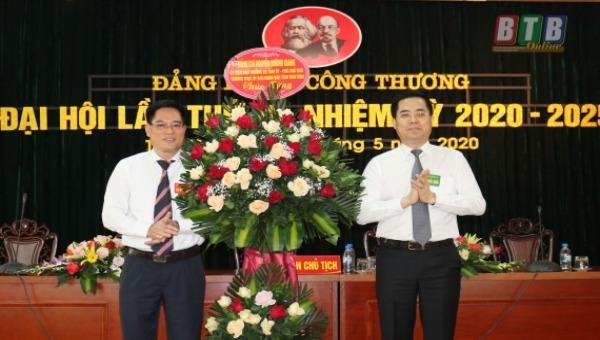 Ông Nguyễn Hoàng Giang, Phó Chủ tịch Thường trực UBND tỉnh Thái Bình đến dự, tặng hoa chúc mừng Đại hội. Ảnh: Khắc Duẩn/Báo Thái Bình.