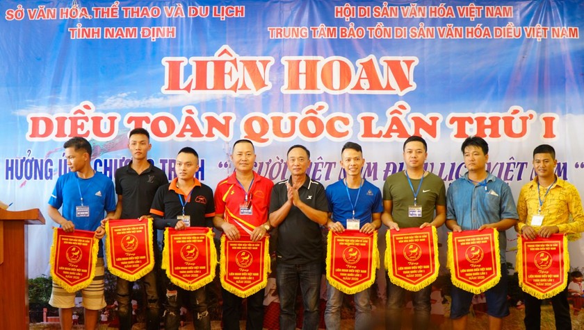 Liên hoan thu hút hơn 60 câu lạc bộ diều đến từ 40 tỉnh, thành phố có câu lạc bộ diều trong cả nước. Ảnh: VNHN.