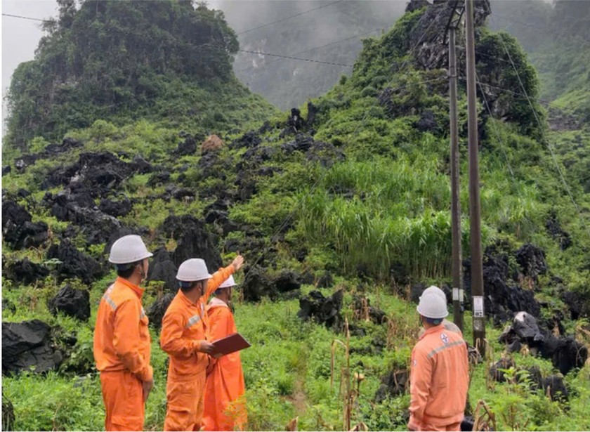 Công nhân Điện lực huyện Yên Minh (Hà Giang) khảo sát cấp điện cho các thôn biên giới. Ảnh: K.T