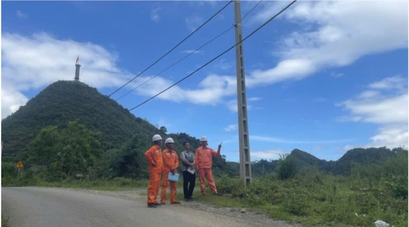 Công nhân Điện lực Đồng Văn khảo sát đưa điện về điểm cực bắc, xã Lũng Cú. Ảnh: K.T