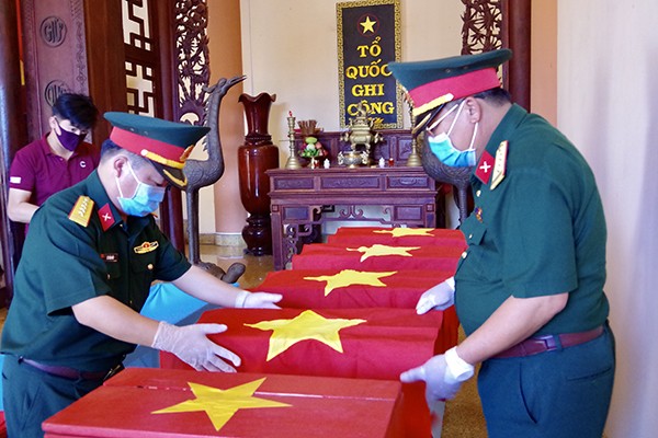 Lãnh đạo Bộ CHQS tỉnh Gia Lai đưa các liệt sĩ vào Nhà tưởng niệm