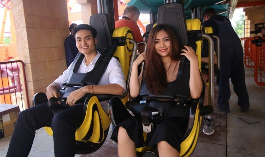 Tàu lượn dạng treo lớn nhất Việt Nam ra mắt tại Asia Park