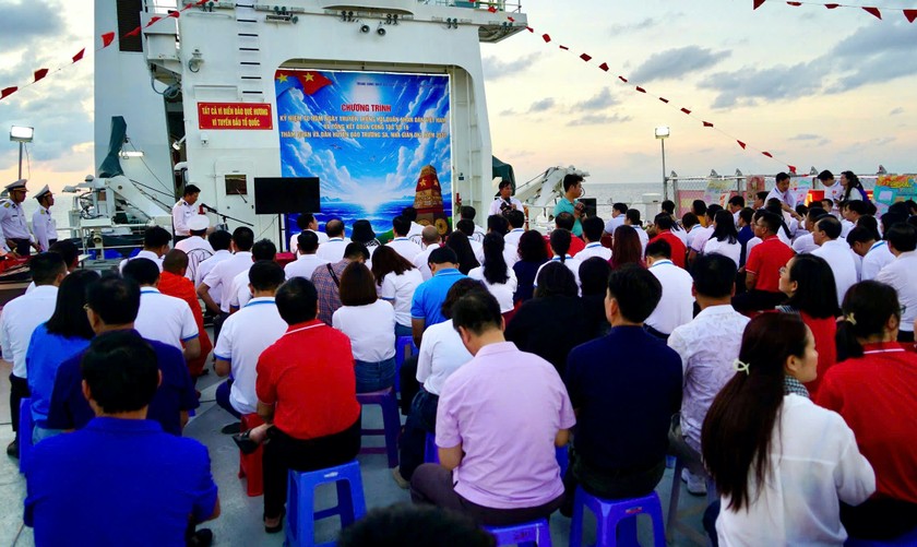 Chương trình tổng kết đoàn hành trình "Tuổi trẻ vì biển, đảo quê hương" năm 2025 được tổ chức trên tàu KN 290 Hải quân (Ảnh: T.Ư Đoàn)
