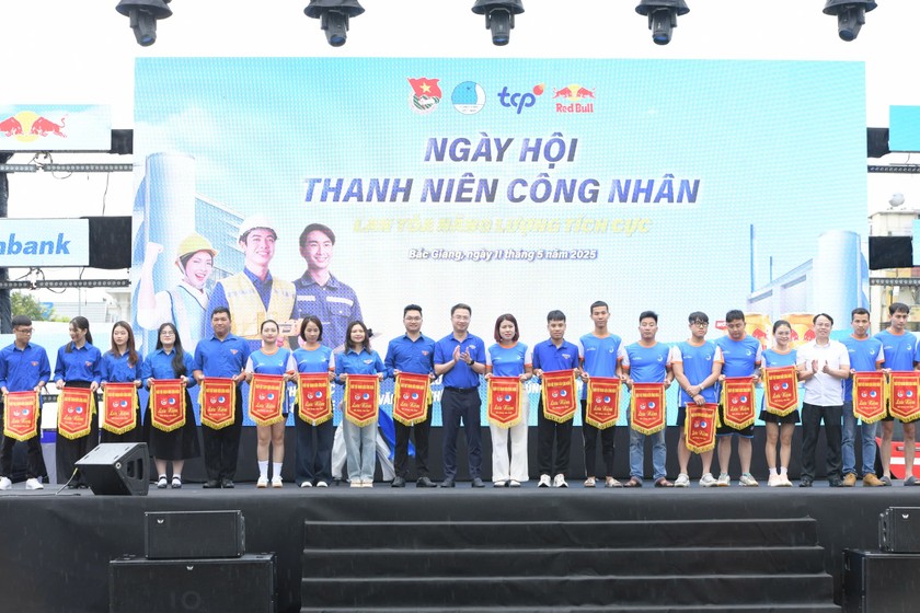 Chủ tịch Trung ương Hội Liên hiệp thanh niên Việt Nam Nguyễn Tường Lâm trao Cờ lưu niệm cho các đơn vị tham gia ngày hội. (Ảnh: Đ.Hải)