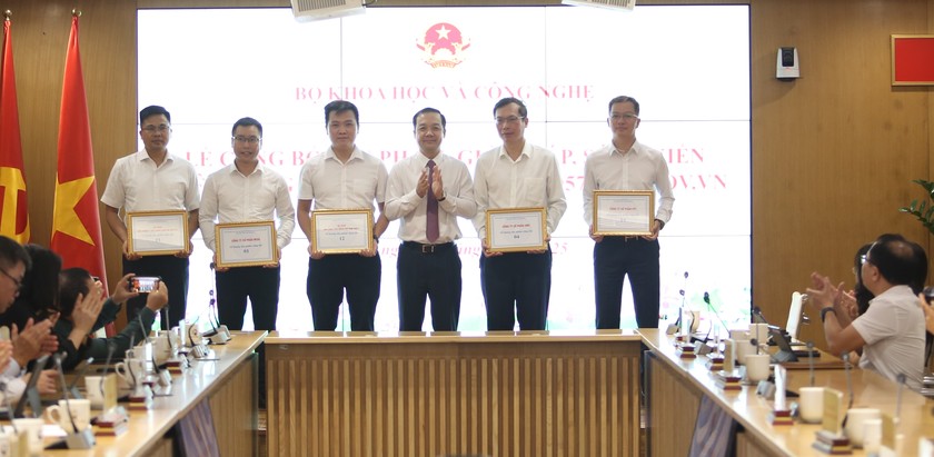 Thứ trưởng Phạm Đức Long trao kỷ niệm chương cho các doanh nghiệp có sản phẩm, giải pháp được công bố.