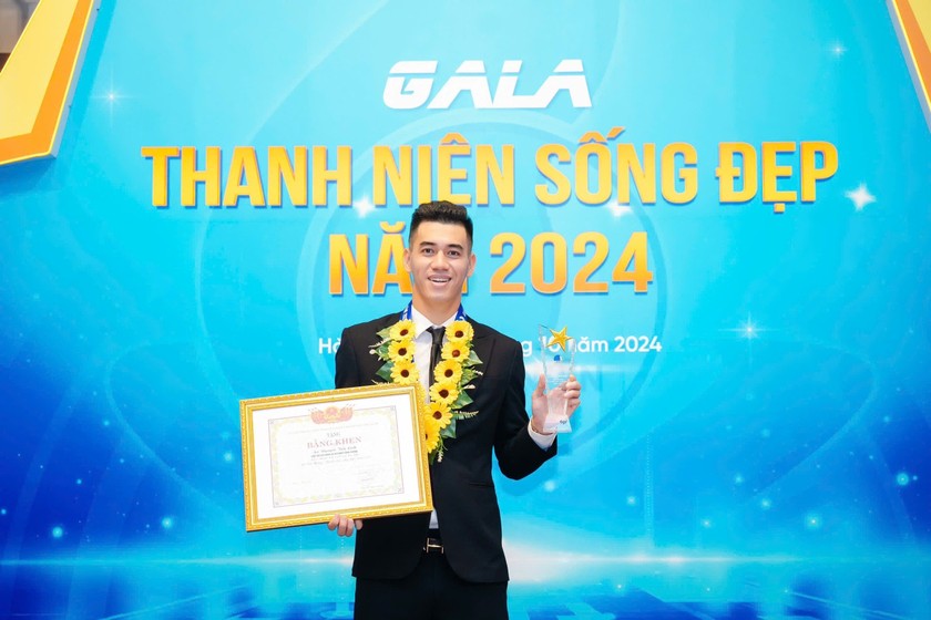 Quả bóng vàng Tiến Linh nhận giải thưởng Thanh niên sống đẹp năm 2024 (Ảnh: Đ.Hải)