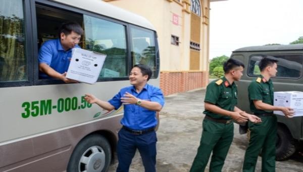 Ninh Bình: Tặng quà, hỗ trợ phòng, chống dịch bệnh Covid-19