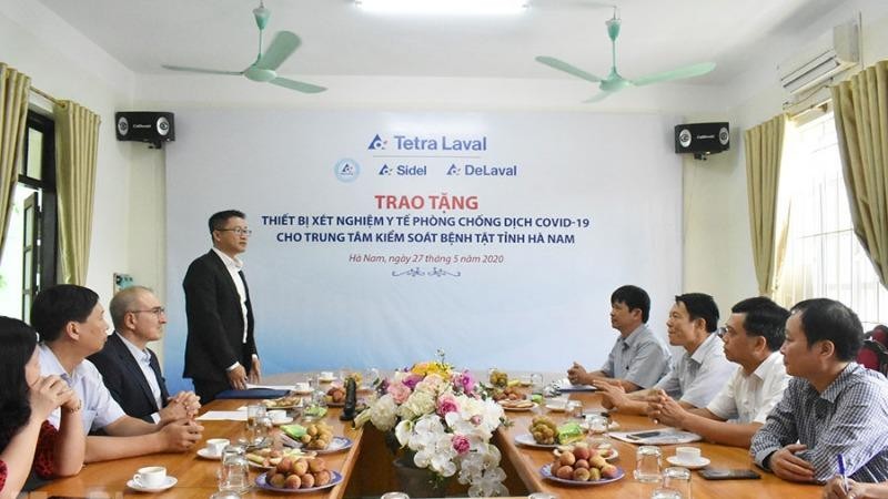 Buổi lễ trao tặng thiết bị xét nghiệm phòng, chống Covid-19 cho CDC Hà Nam.