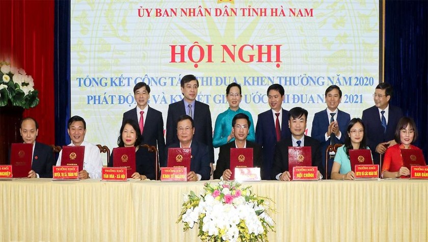 Đại diện các Khối thi đua ký kết giao ước thi đua năm 2021.