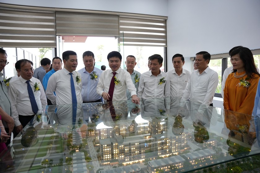 Các lãnh đạo nghe giới thiệu về dự án.