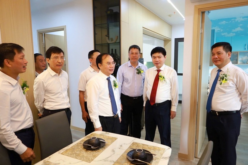 Các lãnh đạo tham quan căn hộ mẫu.