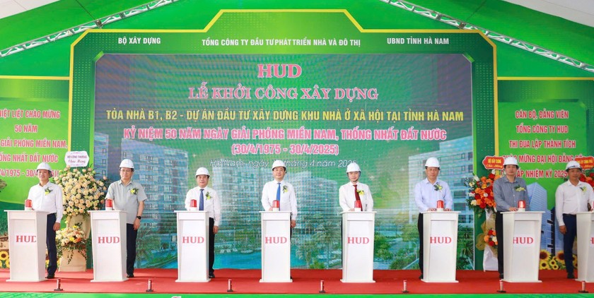 Lãnh đạo bộ ngành địa phương và Tổng công ty HUD bấm nút khởi công dự án nhà ở xã hội Toà nhà B1-B2 tại phường Đồng Văn, thị xã Duy Tiên, tỉnh Hà Nam.