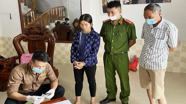 Bắt và khám xét nơi ở đối tượng Nông Thị Điện. Ảnh: baolaocai