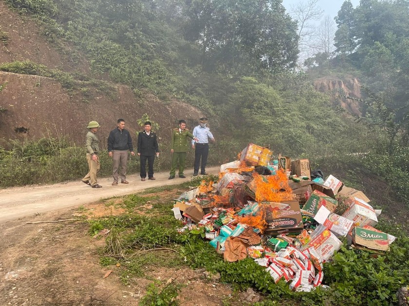 Hà Giang tiêu hủy lượng lớn hàng hoá không rõ nguồn gốc và quá hạn sử dụng