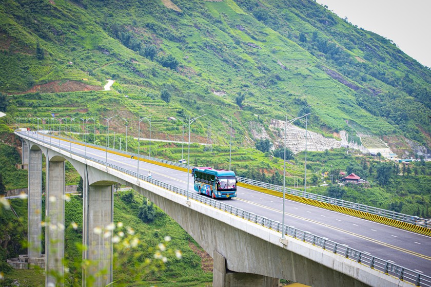 Kết nối đường ô tô mới từ Sa Pa với cao tốc Nội Bài - Lào Cai