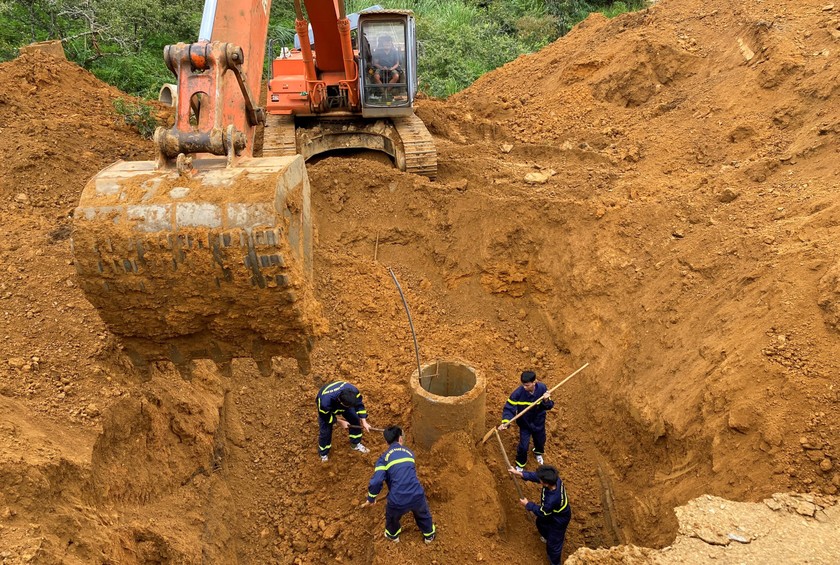 Lực lượng chức năng tiến hành đào xung quanh giếng để đưa thi thể nạn nhân lên.