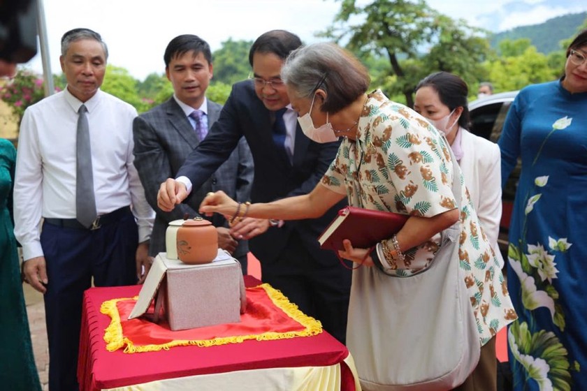 Chủ tịch UBND tỉnh Lào Cai tặng quà lưu niệm của tỉnh Lào Cai cho công chúa Thái Lan.