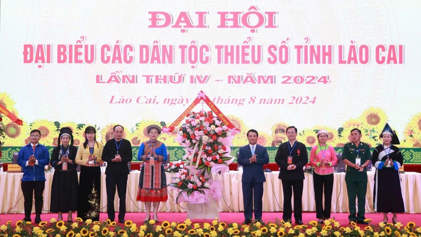 Bộ trưởng, Chủ nhiệm Ủy ban Dân tộc Hầu A Lệnh tặng hoa chúc mừng đại hội.