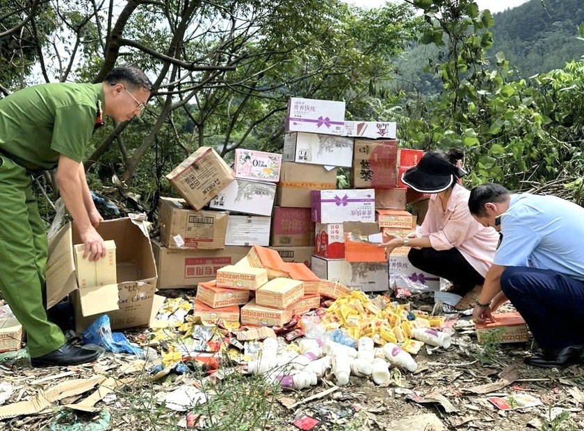 Lai Châu: Tiêu hủy hàng nghìn chiếc bánh trung thu không rõ nguồn gốc