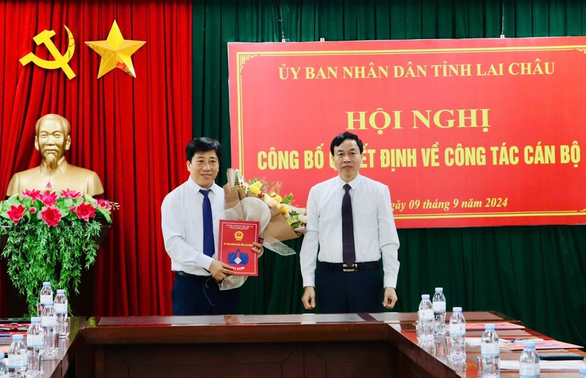 Chủ tịch UBND tỉnh Lai Châu Lê Văn Lương trao quyết định và tặng hoa chúc mừng tân Giám đốc Sở Công Thương.