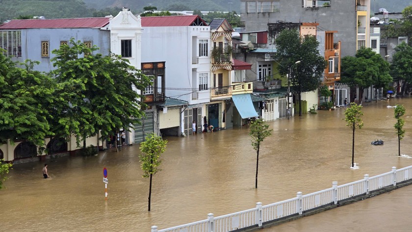 Nước sông Hồng gây ngập lụt nghiêm trọng, lãnh đạo TP Lào Cai chỉ đạo khẩn