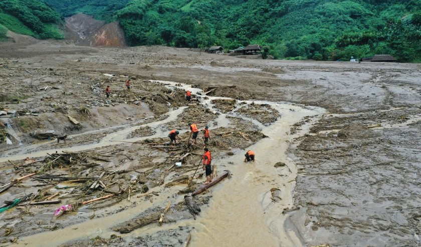 Thêm giây phút kinh hoàng tại Làng Nủ, Lào Cai