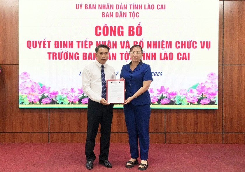 Bà Giàng Thị Dung, Phó Chủ tịch UBND tỉnh Lào Cai trao quyết định cho ông Nguyễn Xuân Nhẫn