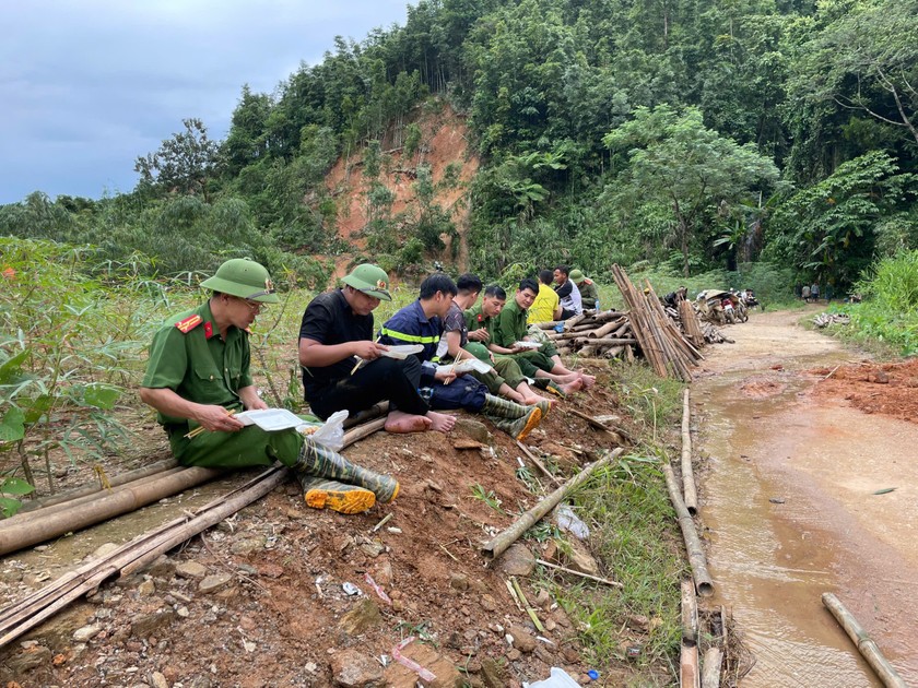 Để tăng cường công tác khắc phục hậu quả thiên tai, huyện Bắc Hà (Lào Cai) đã thành lập Đoàn vận chuyển lương thực, nhu yếu phẩm tới các xã, thôn bản.