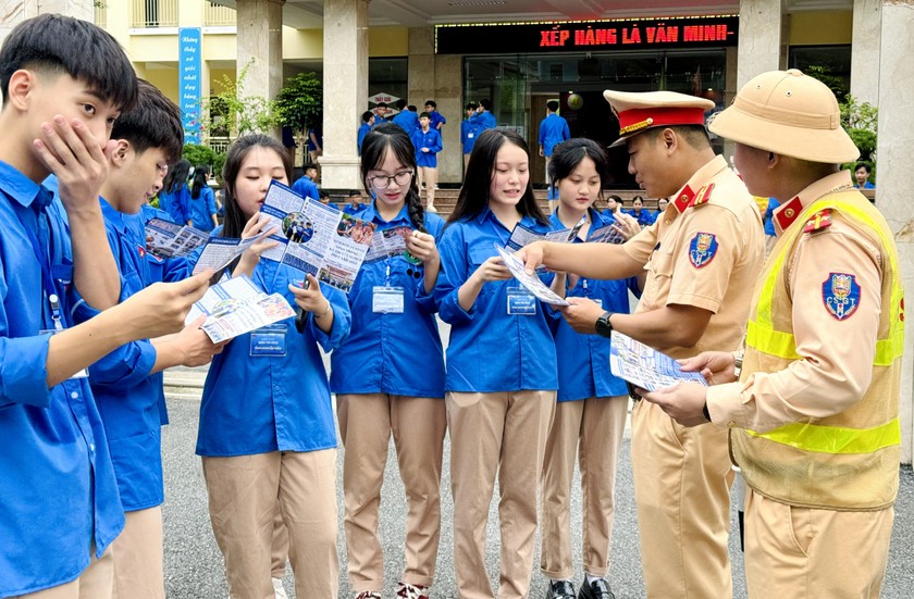 Lực lượng CSGT Công an tỉnh Lào Cai tuyên truyền an toàn giao thông cho lứa tuổi học sinh.