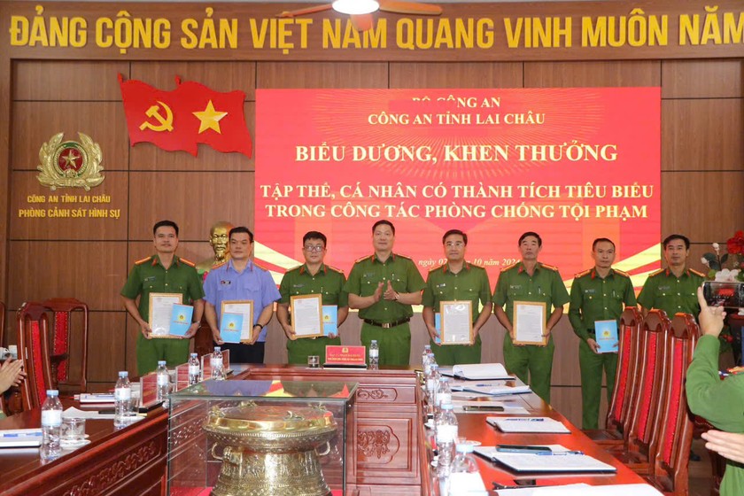 Khen thưởng lực lượng công an phá 2 vụ trọng án ở Lai Châu