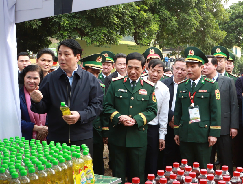 Chủ tịch nước Lương Cường, Bộ trưởng Quốc phòng Phan Văn Giang cùng Bí thư Tỉnh ủy Lai Châu Giàng Páo Mỷ thăm Gian hàng &quot;0 đồng&quot; phục vụ miễn phí người dân tại xã Pa Tần, huyện Sìn Hồ, tỉnh Lai Châu.